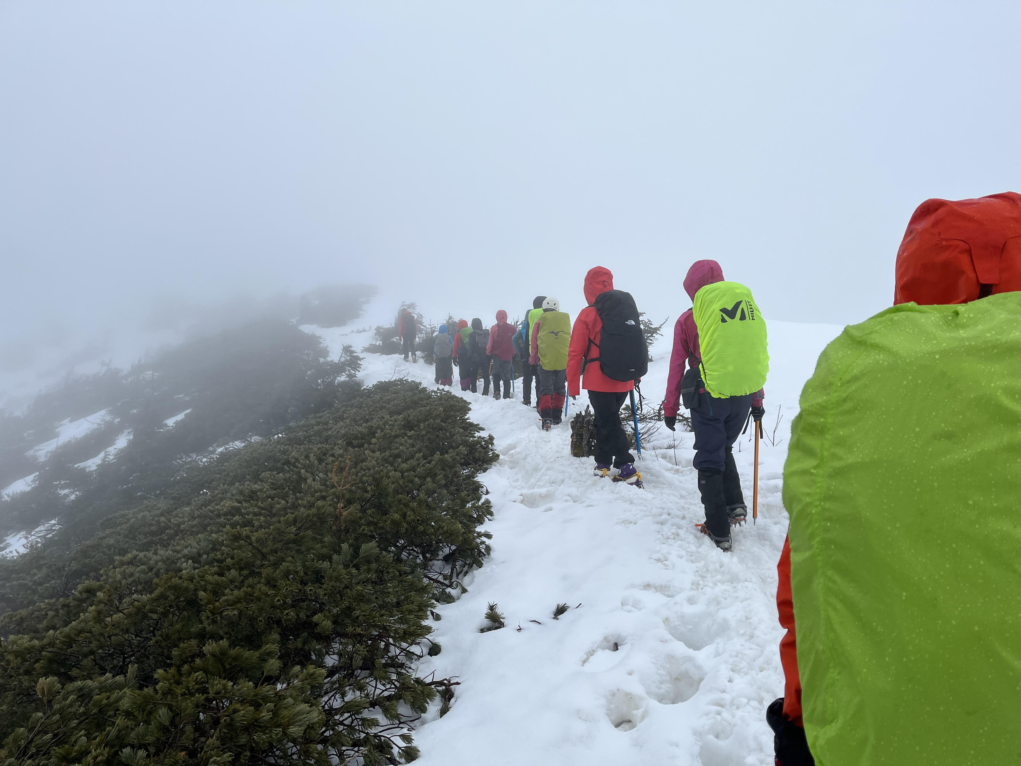 西穂丸山の山頂を目指す